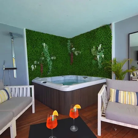 Luxury Divine With Private Heated Pool, Jacuzzi And Gym Near The Sea In