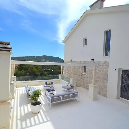Luxury Divine With Private Heated Pool, Jacuzzi And Gym Near The Sea In
