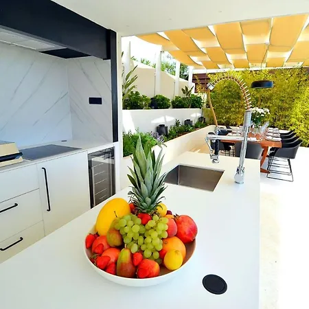 Villa Luxury Divine With Private Heated Pool, Jacuzzi And Gym Near The Sea In