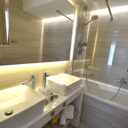 Luxury Divine With Private Heated Pool, Jacuzzi And Gym Near The Sea In Villa